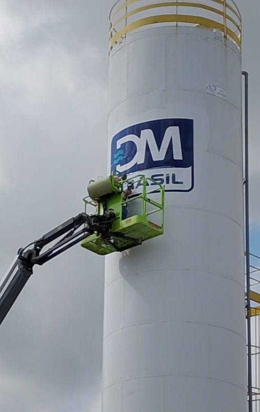 Logo aplicada em caixa d'água